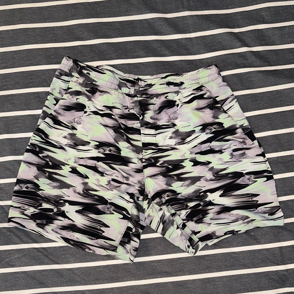 Lululemon Pacebreaker Size XL 7 inches